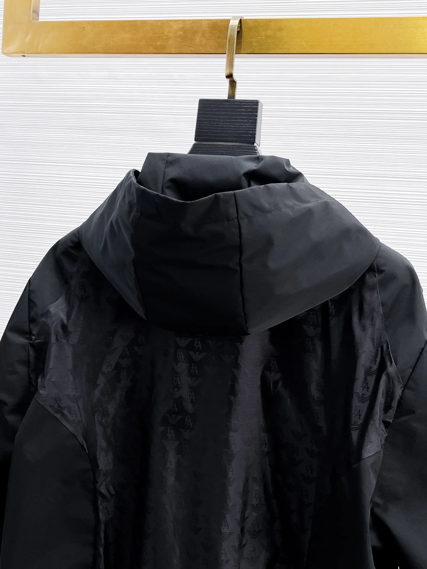 Armani official website Same Style, complete with three labels, on sale in advance. 2026 Autumn and Winter New Arrival men's jacket, Original with complete three labels, Premium version. Custom-made fabrics at the counter. Breathable, high comfort, impeccable details, brand element design concept, reflecting high quality. It feels delicate and soft, presents a casual cut, and has a great upper body shape. Sizes: M～3XL,